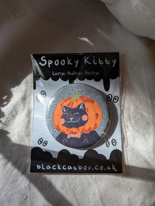 Spooky kitty pumpkin button badge - Black cat box